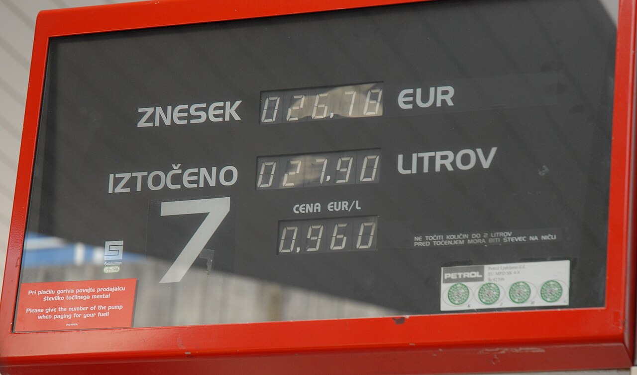Табло колонки с ценой бензина 0,960 евро за литр на заправке